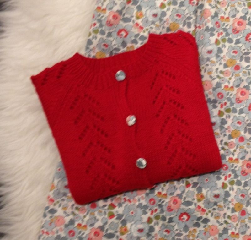 Barnigjen strikkeoppskrift cardigan Ella