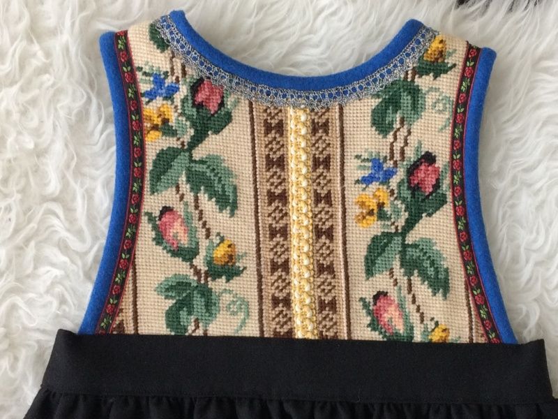 SOLGT Festdrakt Astrid sort med blomster nr.13