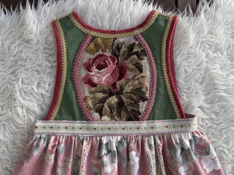 SOLGT  Festdrakt Astrid rosa med roser 1