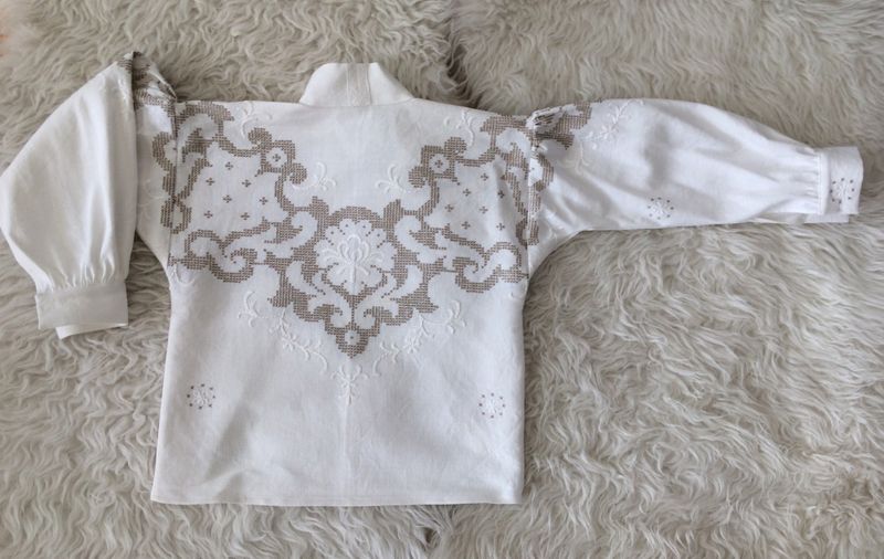 SOLGT  Festdraktskjorte Trine med beige broderi 