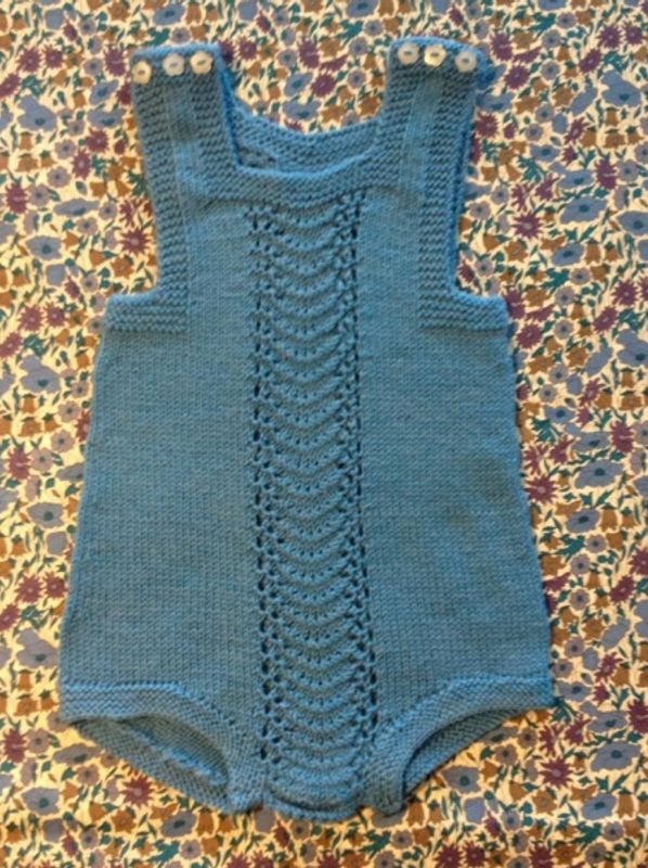 Barnigjen strikkeoppskrift romper Maja