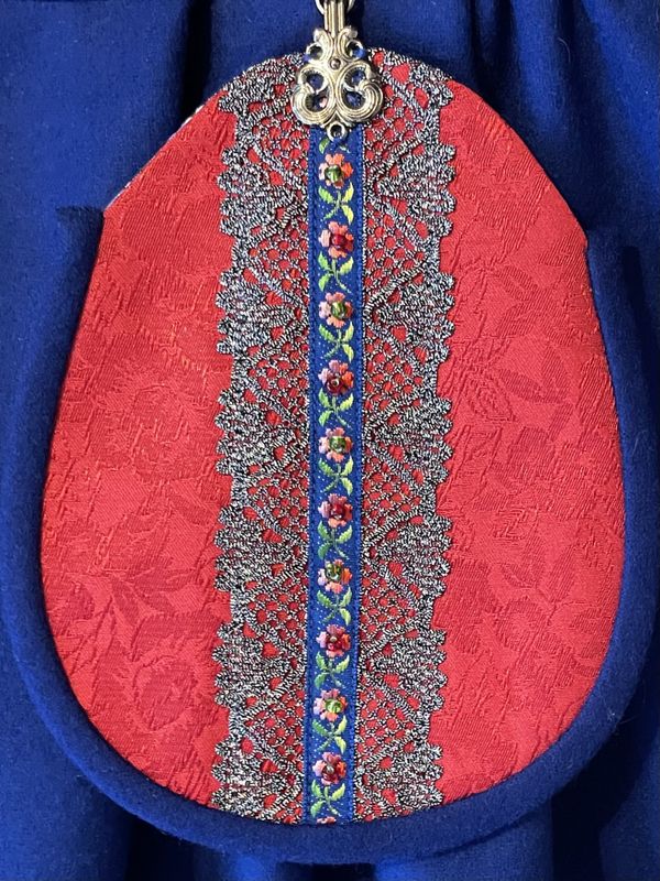 SOLGT Festdrakt Astrid kongeblå med valmuer