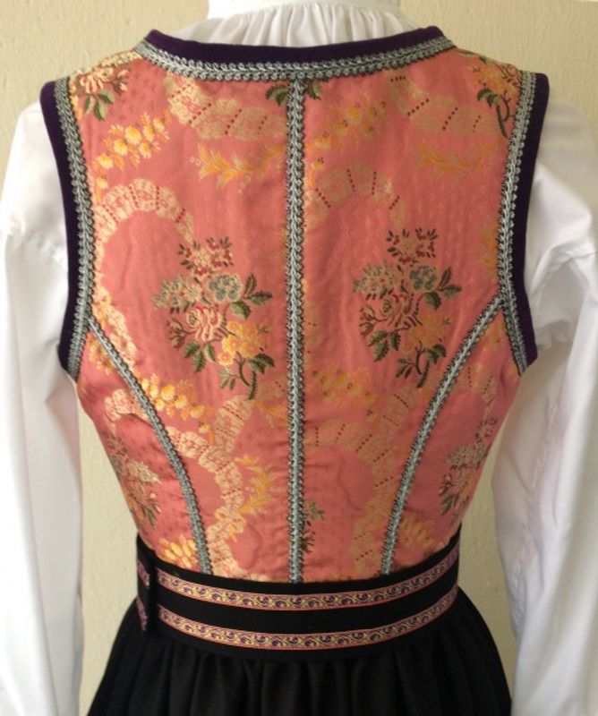 PDF symønster festdrakt Aurora dame