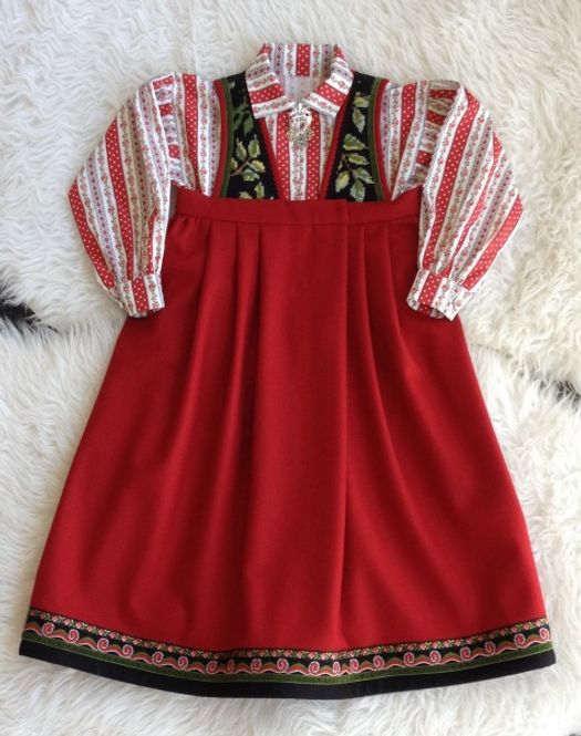 Hovedbilde Mønster festdrakt Astrid