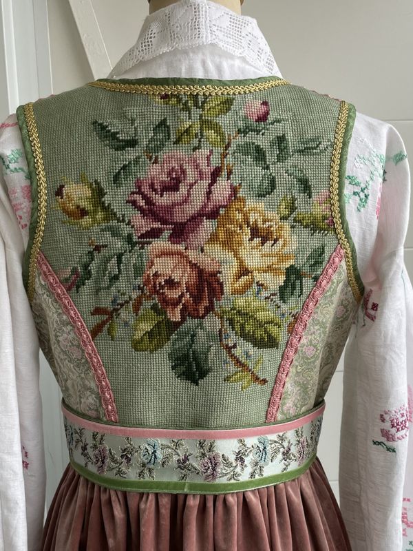 X SOLGT Festdrakt Augusta rosa/grønn