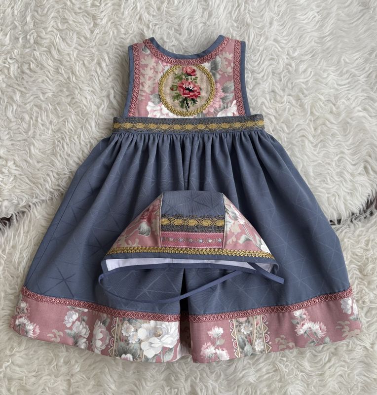 SOLGT  Astridliten blå og rosa