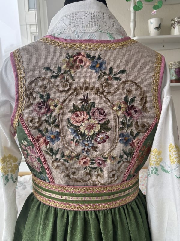 Festdrakt Augusta grønn og rosa