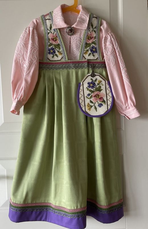 X SOLGT Festdrakt Astrid grønn/lilla/rosa 