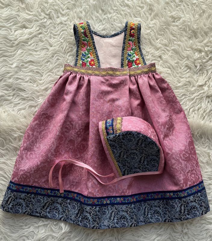 SOLGT Festdrakt Astridliten rosa og blå 