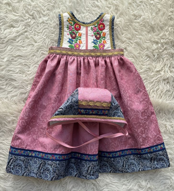 SOLGT Festdrakt Astridliten rosa og blå 