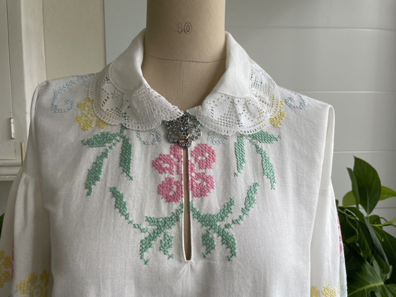 Festdraktskjorte Amanda gule og rosa blomster