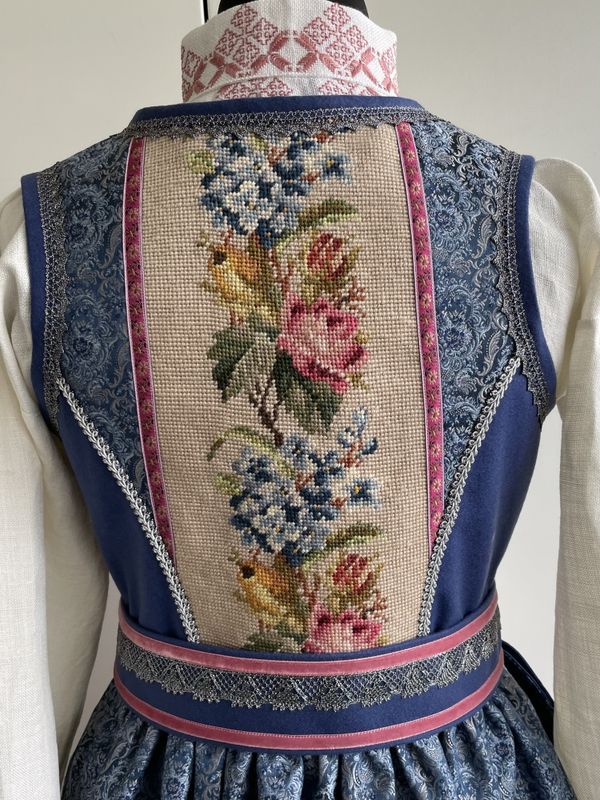 X  SOLGT   Festdrakt Aurora blå/rosa 