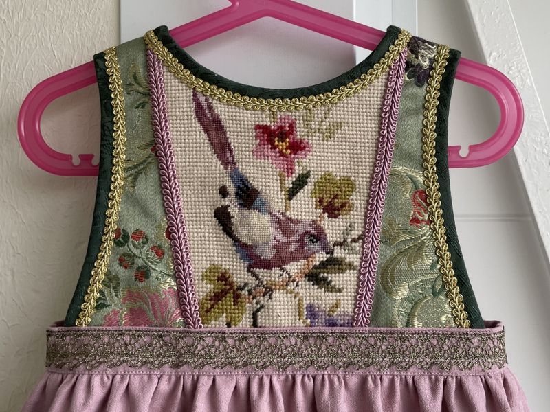 X SOLGT Festdrakt Astrid rosa med fugl