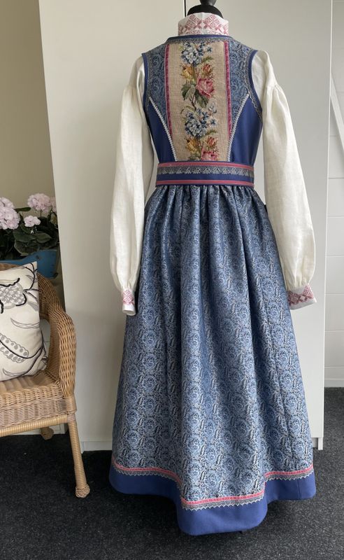 X  SOLGT   Festdrakt Aurora blå/rosa 