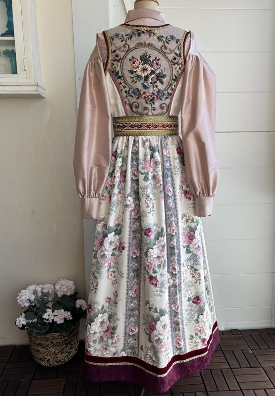  SOLGT Festdrakt Augusta rosa/grønn roser