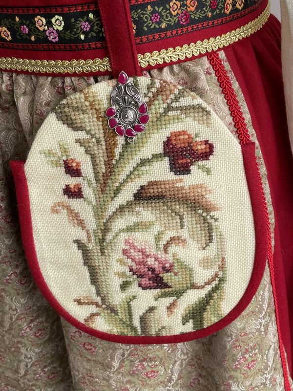 X SOLGT Festdrakt Aurora rød/grønn