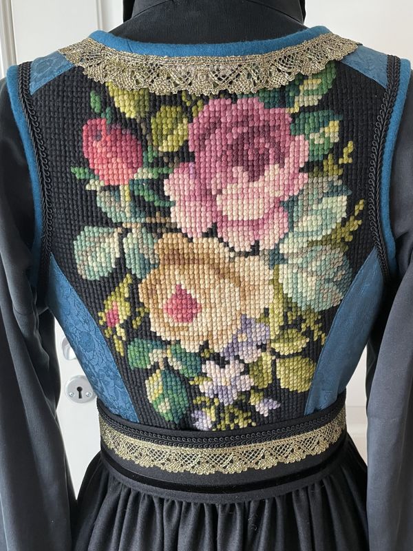 X SOLGT Festdrakt Augusta petrol/sort/gull