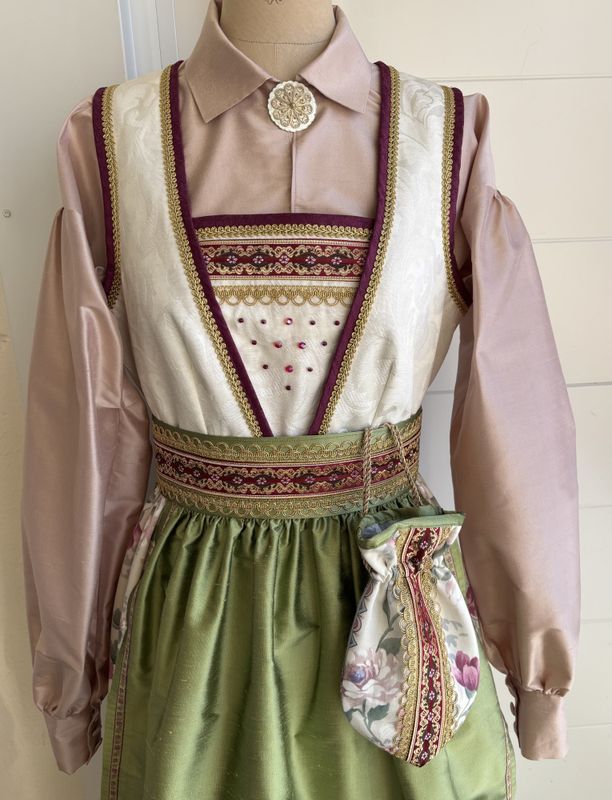  SOLGT Festdrakt Augusta rosa/grønn roser