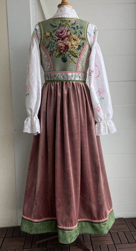 X SOLGT Festdrakt Augusta rosa/grønn