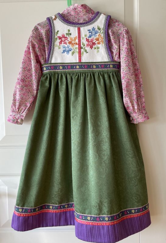 X SOLGT Festdrakt Astrid med skjorte grønn/rosa/lilla