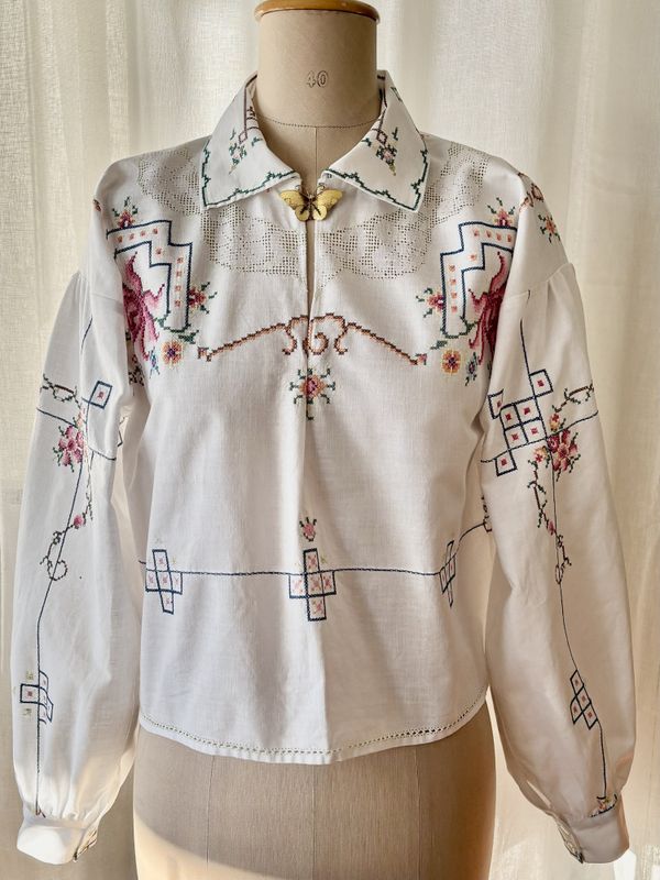 X SOLGT Festdraktskjorte Amanda blomster broderi